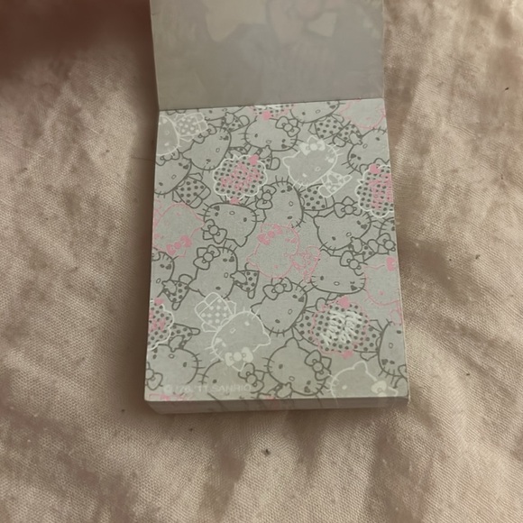 Hello Kitty Mini Memo Notebook - Picture 2 of 4